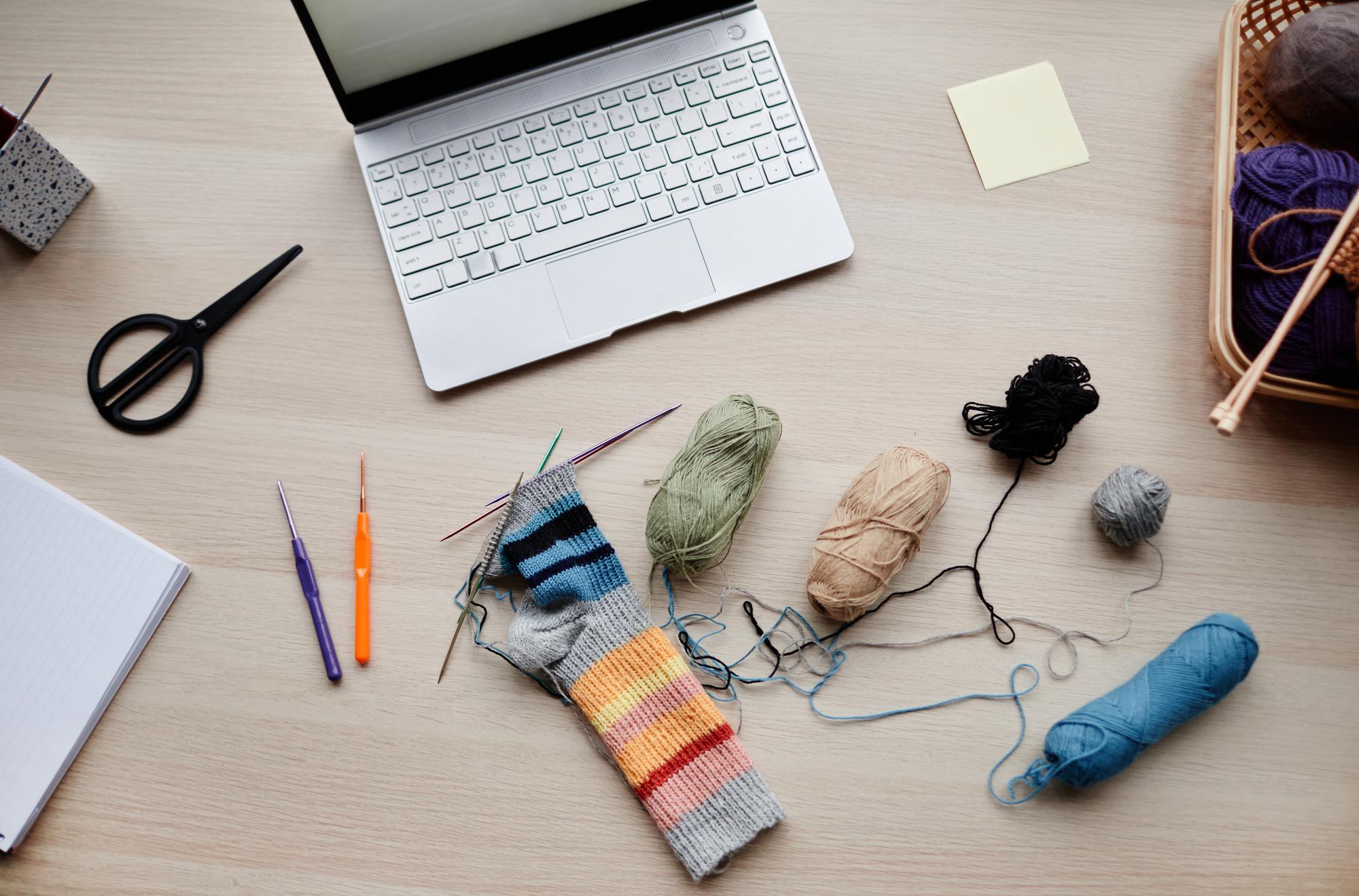 Laboratorio con tavolo da lavoro e kit di ricamo