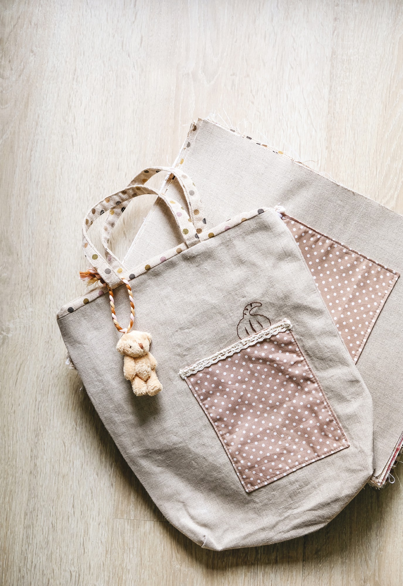 Borsa in lino con applicazione ricamata